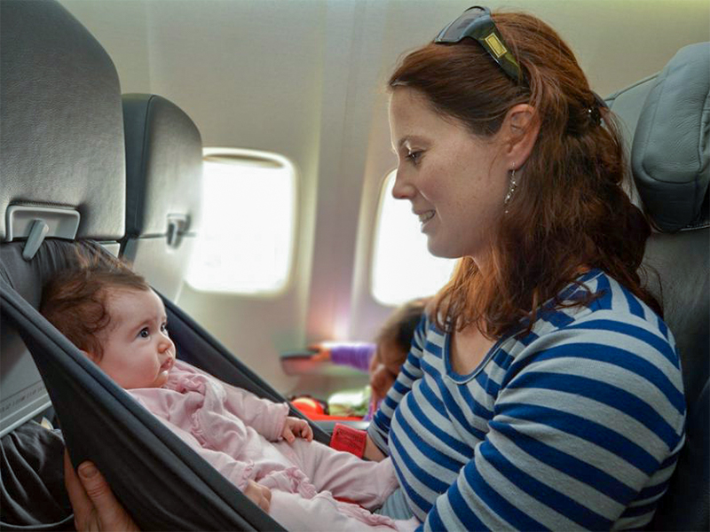 Prendre l'avion avec bébé : comment éviter la galère ?